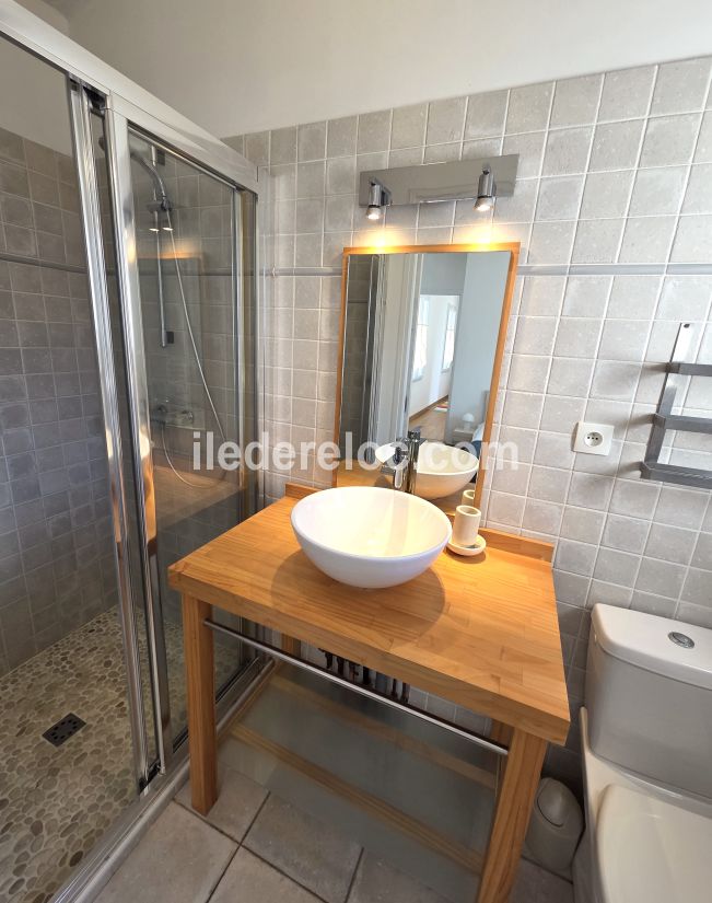 Photo 43 : SALLEDEBAIN d'une maison situ&eacute;e &agrave; Le Bois-Plage-en-R&eacute;, &icirc;le de R&eacute;.