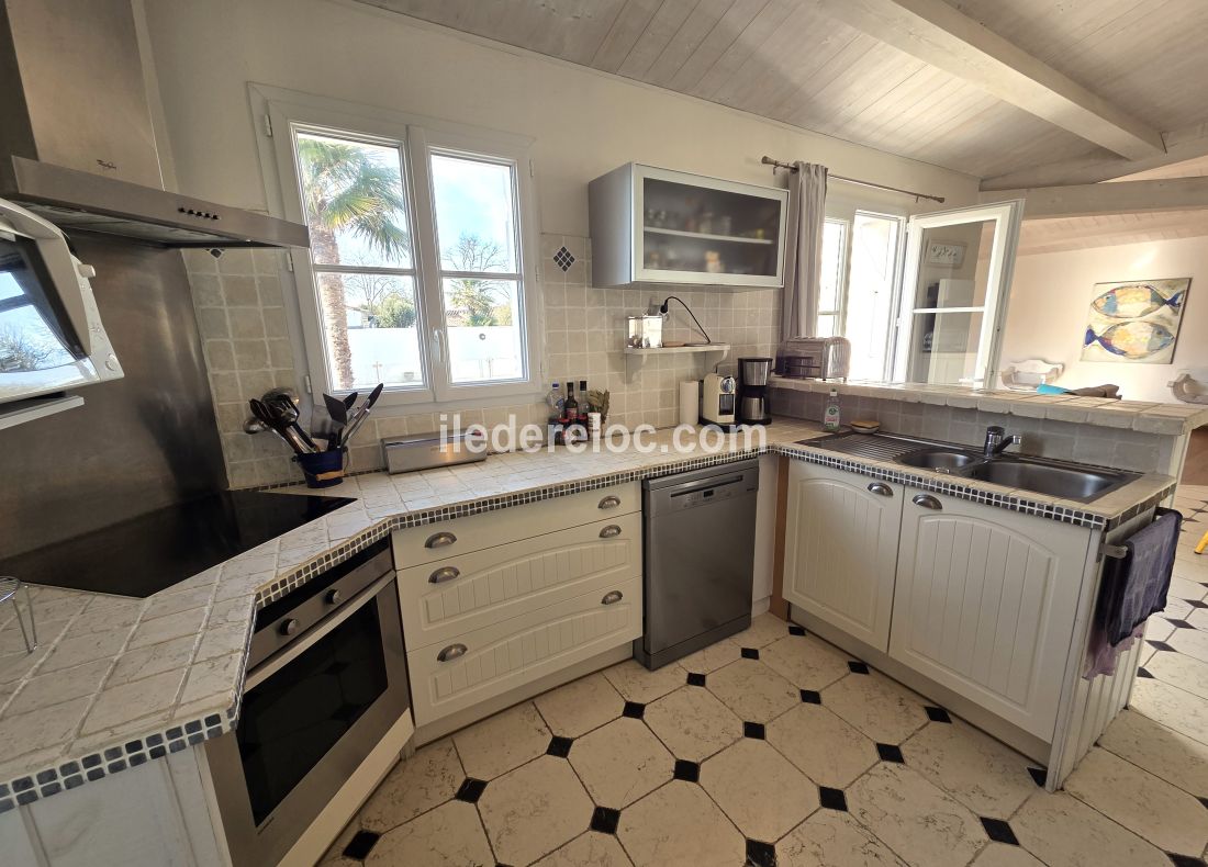 Photo 19 : CUISINE d'une maison situ&eacute;e &agrave; Le Bois-Plage-en-R&eacute;, &icirc;le de R&eacute;.