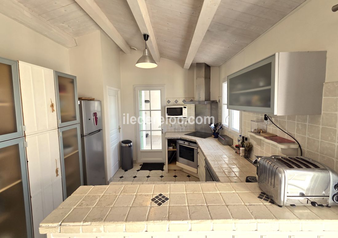 Photo 20 : CUISINE d'une maison situ&eacute;e &agrave; Le Bois-Plage-en-R&eacute;, &icirc;le de R&eacute;.