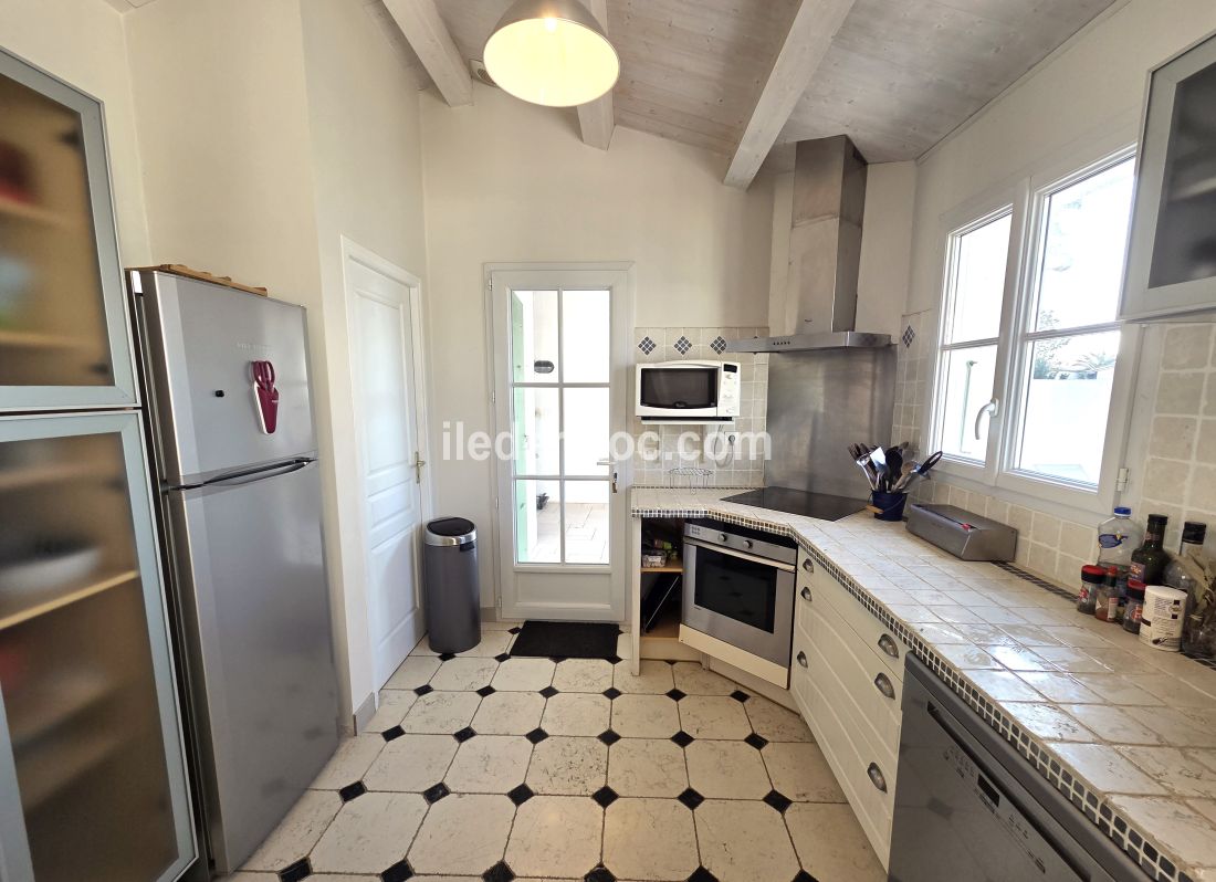 Photo 21 : CUISINE d'une maison situ&eacute;e &agrave; Le Bois-Plage-en-R&eacute;, &icirc;le de R&eacute;.