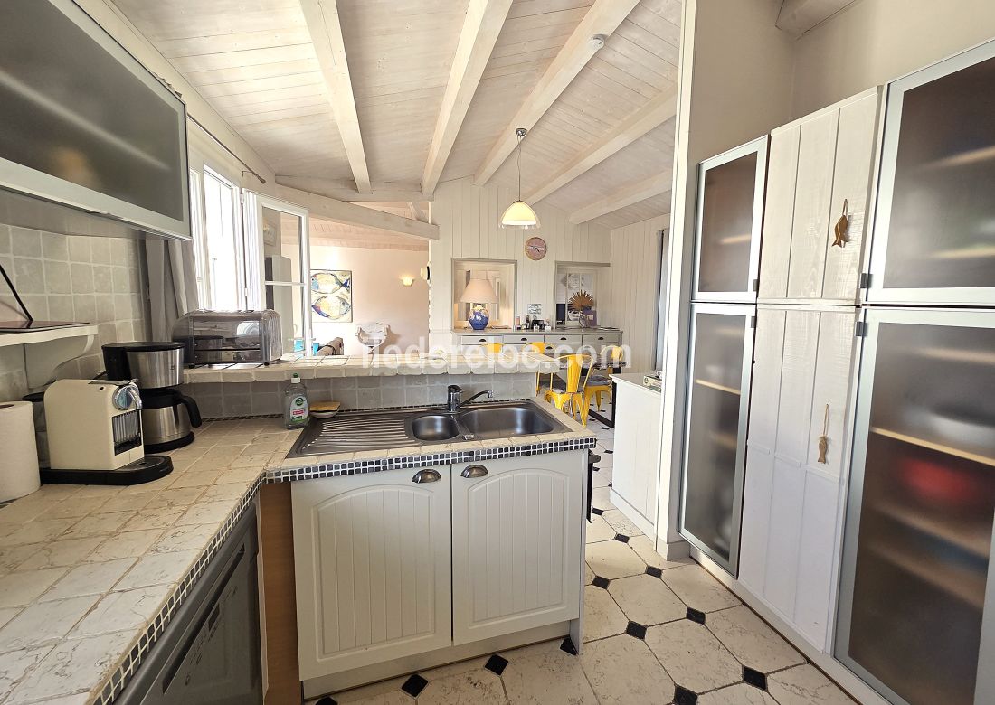 Photo 22 : CUISINE d'une maison situ&eacute;e &agrave; Le Bois-Plage-en-R&eacute;, &icirc;le de R&eacute;.