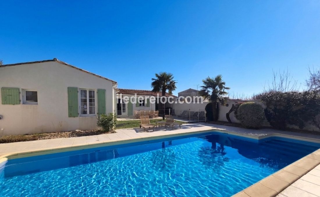 Photo 44 : PISCINE d'une maison situ&eacute;e &agrave; Le Bois-Plage-en-R&eacute;, &icirc;le de R&eacute;.