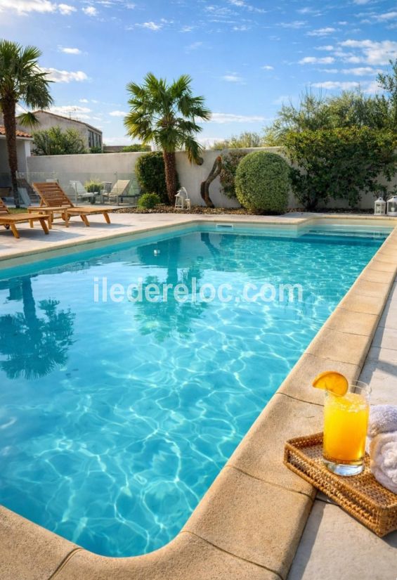 Photo 45 : PISCINE d'une maison situ&eacute;e &agrave; Le Bois-Plage-en-R&eacute;, &icirc;le de R&eacute;.