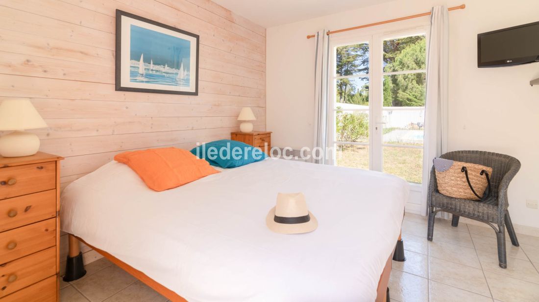 Photo 14 : CHAMBRE d'une maison situ&eacute;e &agrave; Les Portes-en-R&eacute;, &icirc;le de R&eacute;.