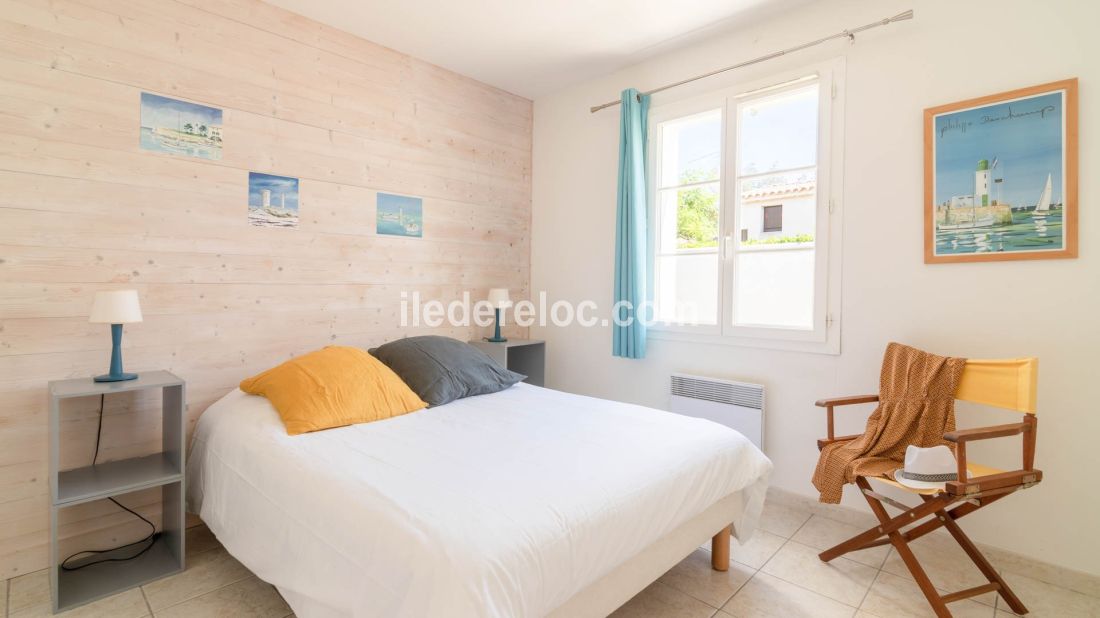 Photo 15 : CHAMBRE d'une maison situ&eacute;e &agrave; Les Portes-en-R&eacute;, &icirc;le de R&eacute;.