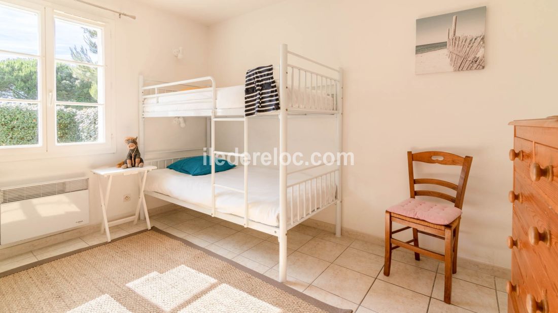 Photo 17 : CHAMBRE d'une maison situ&eacute;e &agrave; Les Portes-en-R&eacute;, &icirc;le de R&eacute;.