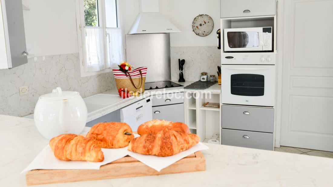 Photo 10 : CUISINE d'une maison situ&eacute;e &agrave; Les Portes-en-R&eacute;, &icirc;le de R&eacute;.