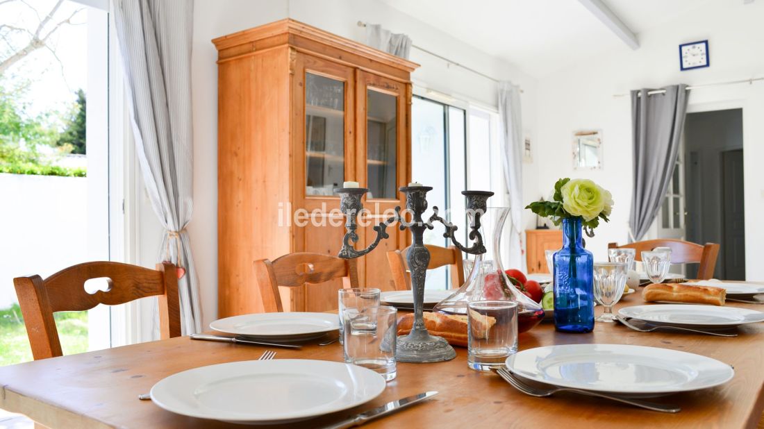 Photo 9 : SEJOUR d'une maison situ&eacute;e &agrave; Les Portes-en-R&eacute;, &icirc;le de R&eacute;.