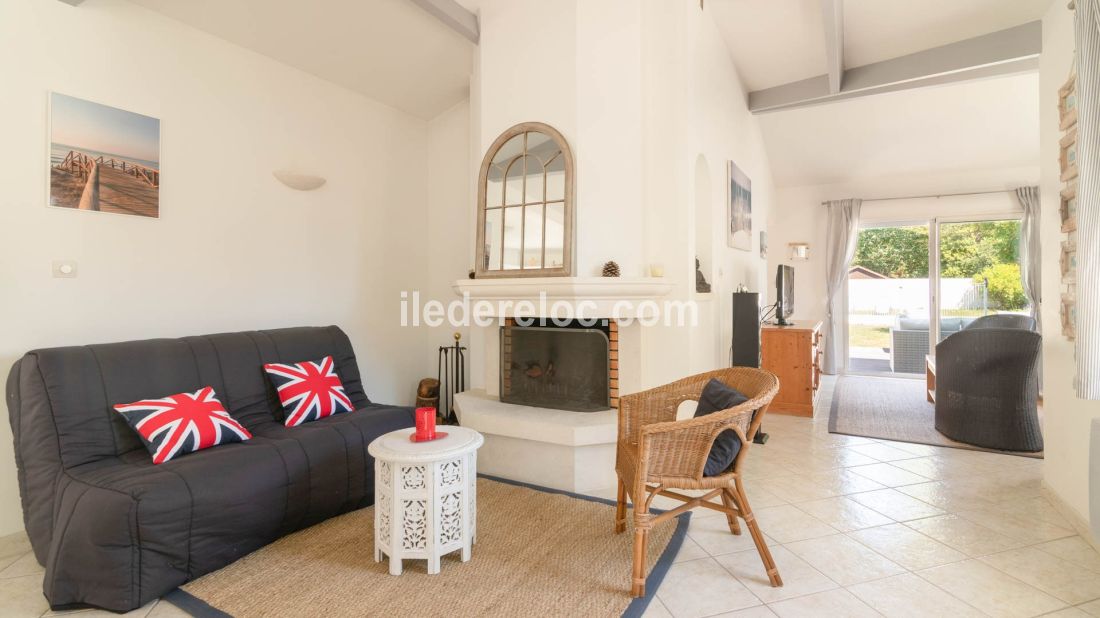 Photo 12 : SEJOUR d'une maison situ&eacute;e &agrave; Les Portes-en-R&eacute;, &icirc;le de R&eacute;.