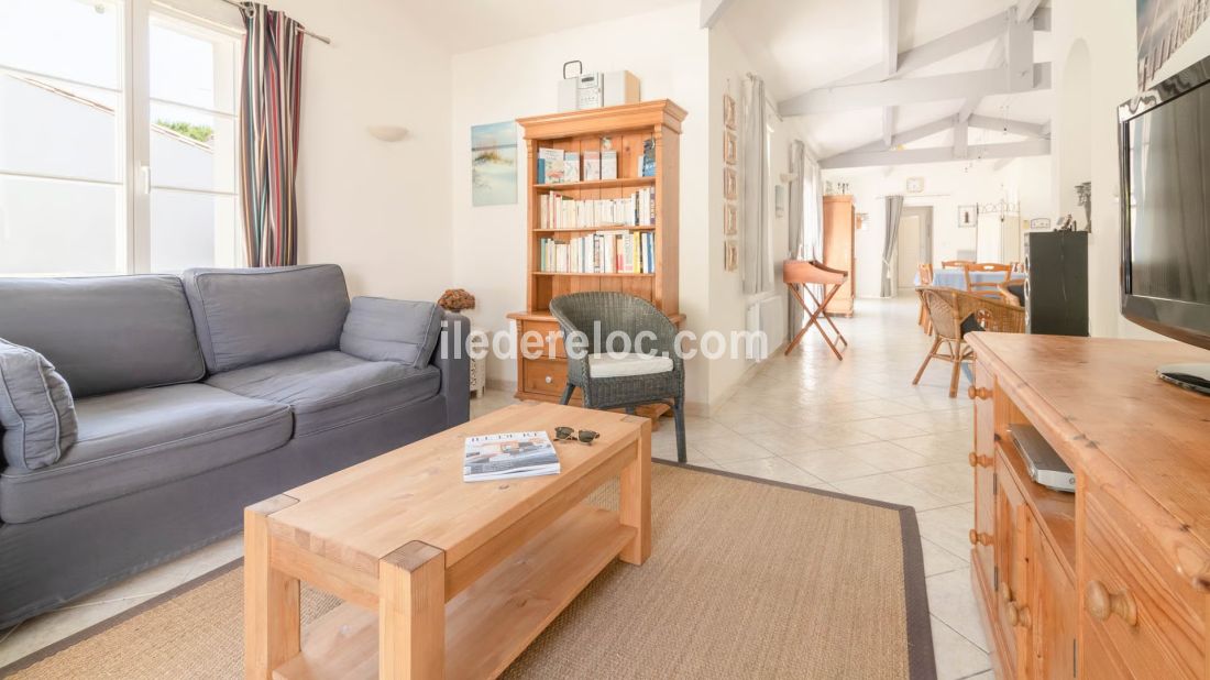 Photo 11 : SEJOUR d'une maison situ&eacute;e &agrave; Les Portes-en-R&eacute;, &icirc;le de R&eacute;.