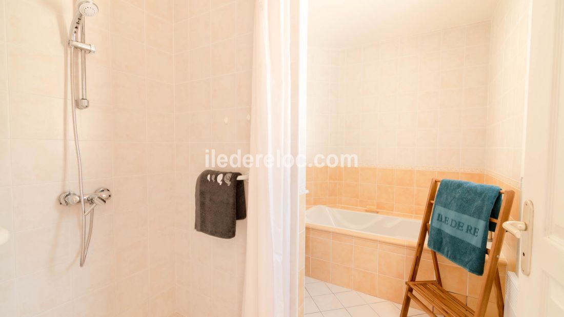 Photo 13 : SALLEDEBAIN d'une maison situ&eacute;e &agrave; Les Portes-en-R&eacute;, &icirc;le de R&eacute;.