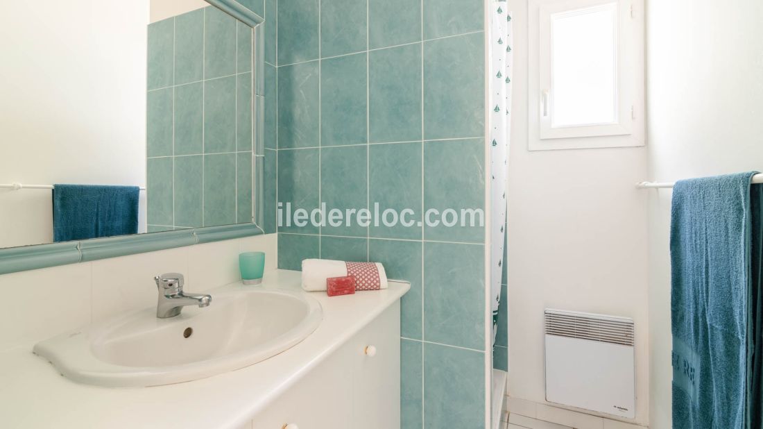 Photo 19 : SALLEDEBAIN d'une maison situ&eacute;e &agrave; Les Portes-en-R&eacute;, &icirc;le de R&eacute;.