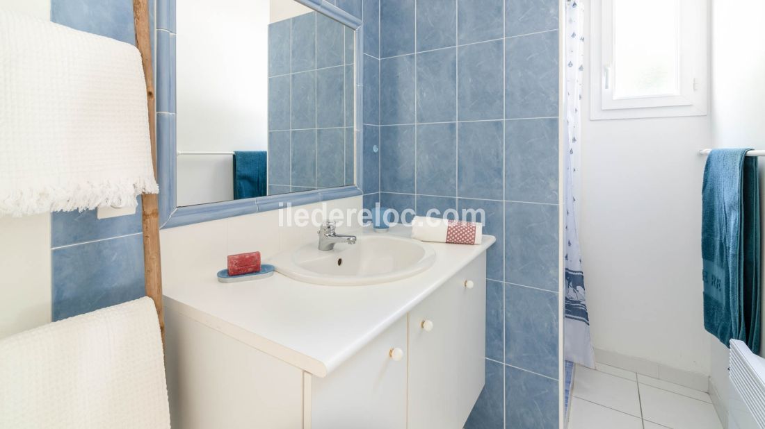 Photo 18 : SALLEDEBAIN d'une maison situ&eacute;e &agrave; Les Portes-en-R&eacute;, &icirc;le de R&eacute;.