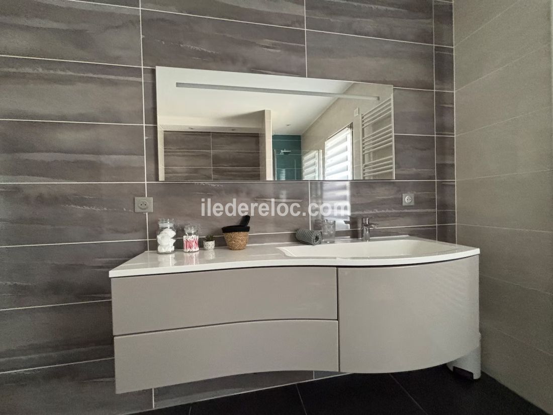 Photo 20 : SALLEDEBAIN d'une maison situ&eacute;e &agrave; Rivedoux-Plage, &icirc;le de R&eacute;.