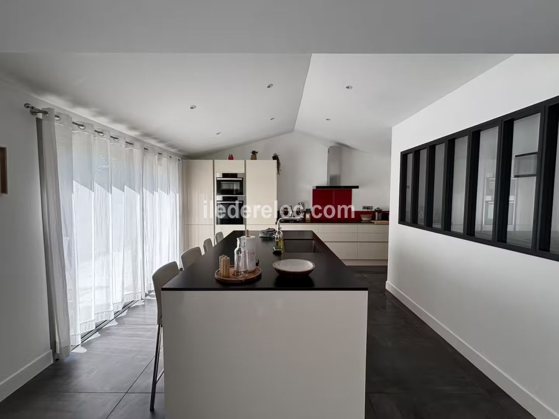 Photo 8 : CUISINE d'une maison situ&eacute;e &agrave; Rivedoux-Plage, &icirc;le de R&eacute;.