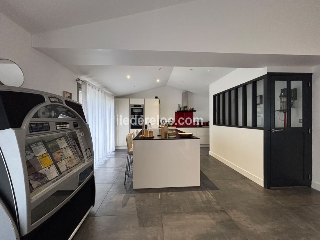 Photo 9 : CUISINE d'une maison situ&eacute;e &agrave; Rivedoux-Plage, &icirc;le de R&eacute;.