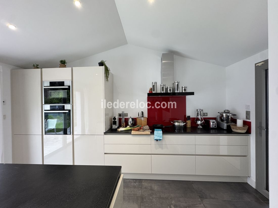 Photo 7 : CUISINE d'une maison situ&eacute;e &agrave; Rivedoux-Plage, &icirc;le de R&eacute;.