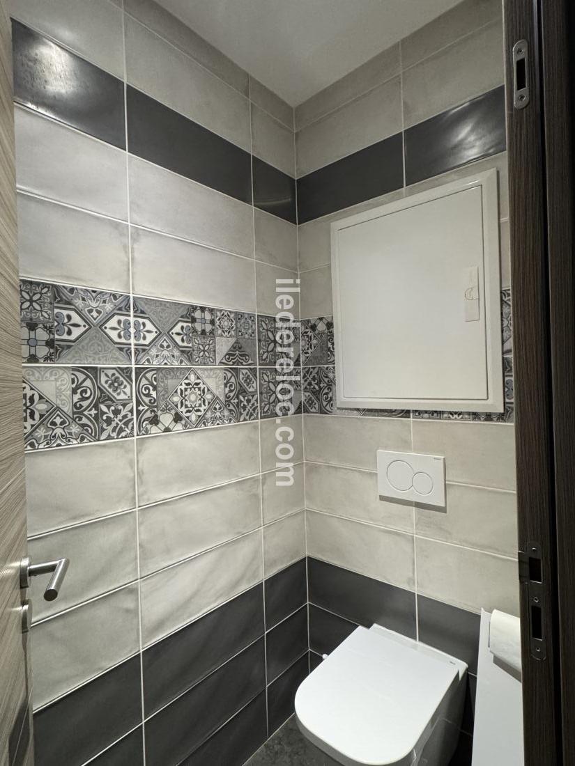 Photo 35 : WC d'une maison situ&eacute;e &agrave; Rivedoux-Plage, &icirc;le de R&eacute;.