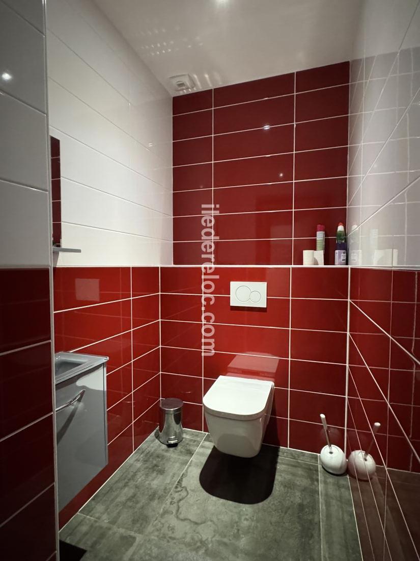 Photo 36 : WC d'une maison situ&eacute;e &agrave; Rivedoux-Plage, &icirc;le de R&eacute;.