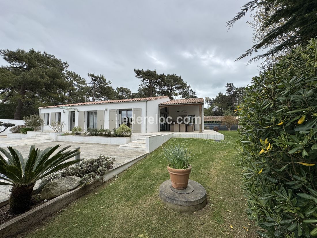 Photo 6 : EXTERIEUR d'une maison situ&eacute;e &agrave; Rivedoux-Plage, &icirc;le de R&eacute;.