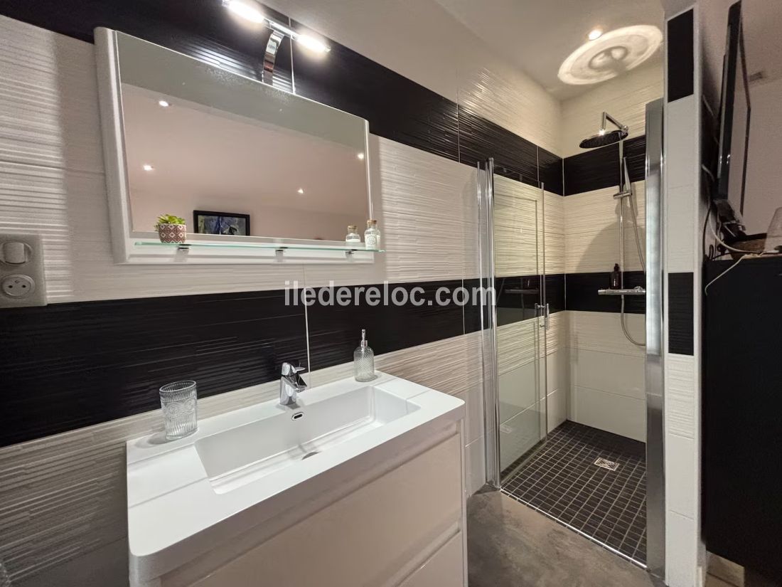 Photo 28 : SALLEDEBAIN d'une maison situ&eacute;e &agrave; Rivedoux-Plage, &icirc;le de R&eacute;.