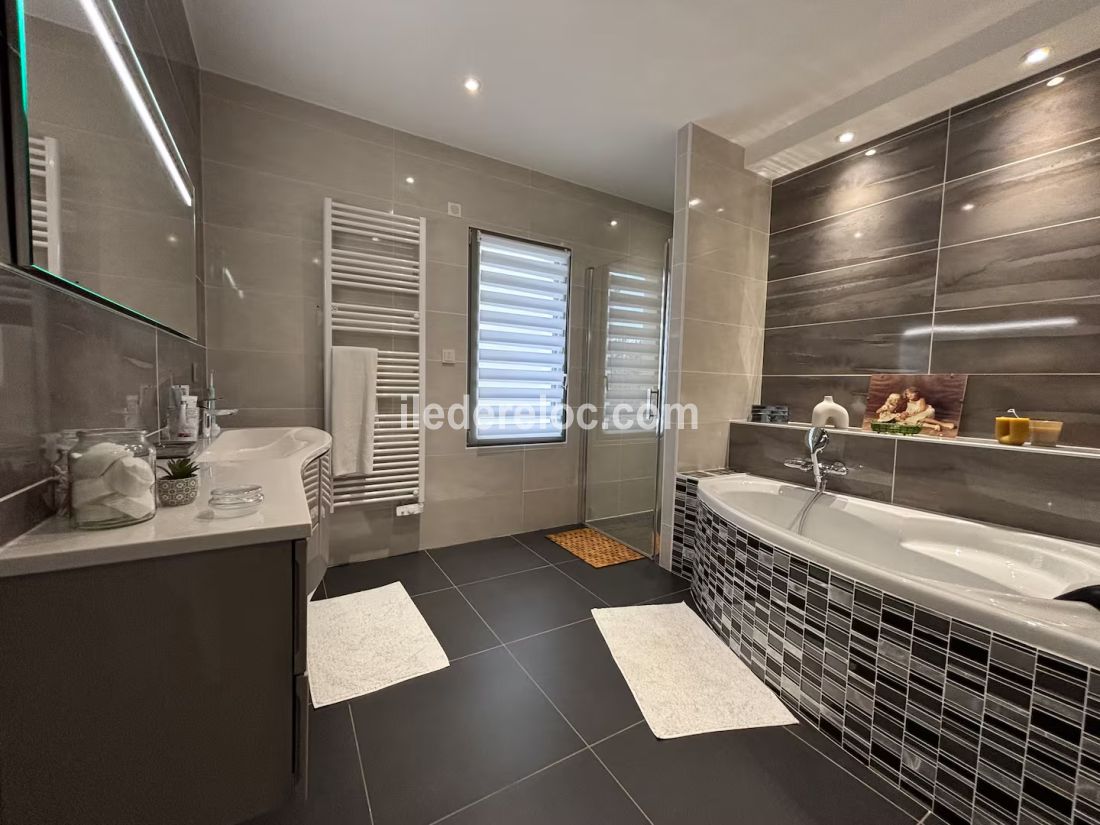 Photo 22 : SALLEDEBAIN d'une maison situ&eacute;e &agrave; Rivedoux-Plage, &icirc;le de R&eacute;.