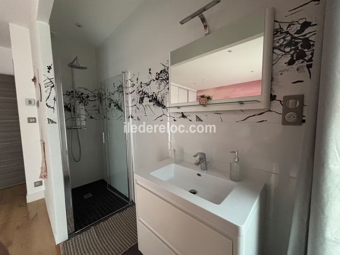 Photo 24 : SALLEDEBAIN d'une maison situ&eacute;e &agrave; Rivedoux-Plage, &icirc;le de R&eacute;.