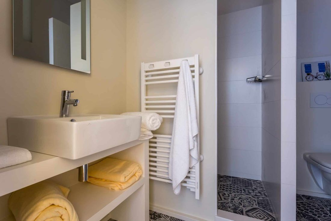 Photo 13 : SALLEDEBAIN d'une maison situ&eacute;e &agrave; Ars en R&eacute;, &icirc;le de R&eacute;.