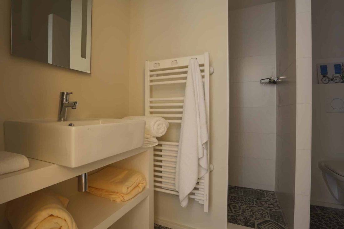 Photo 19 : SALLEDEBAIN d'une maison situ&eacute;e &agrave; Ars en R&eacute;, &icirc;le de R&eacute;.