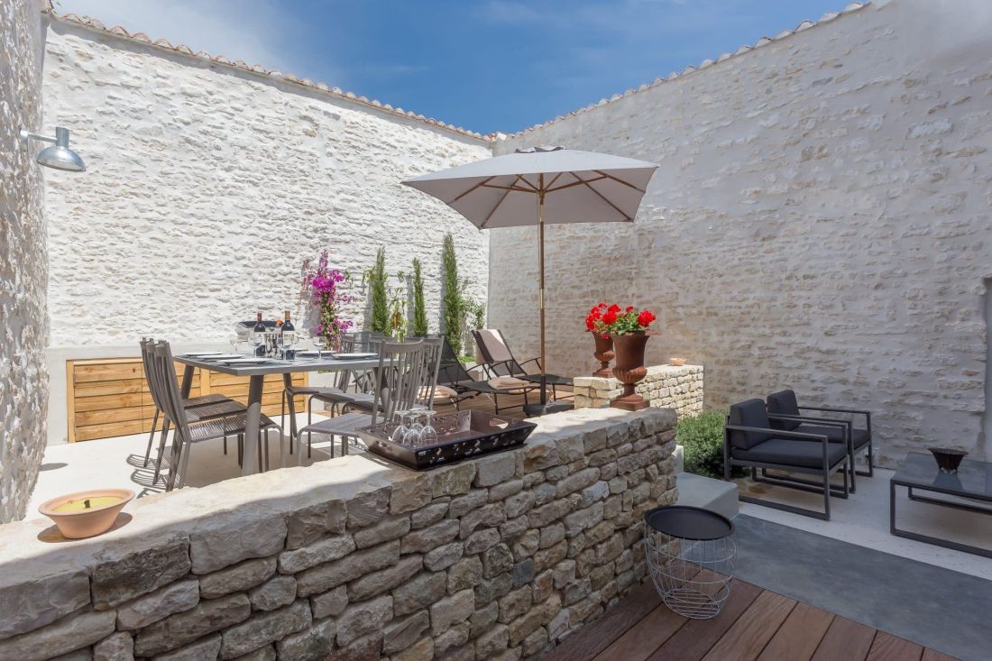 Photo 4 : EXTERIEUR d'une maison situ&eacute;e &agrave; Ars en R&eacute;, &icirc;le de R&eacute;.