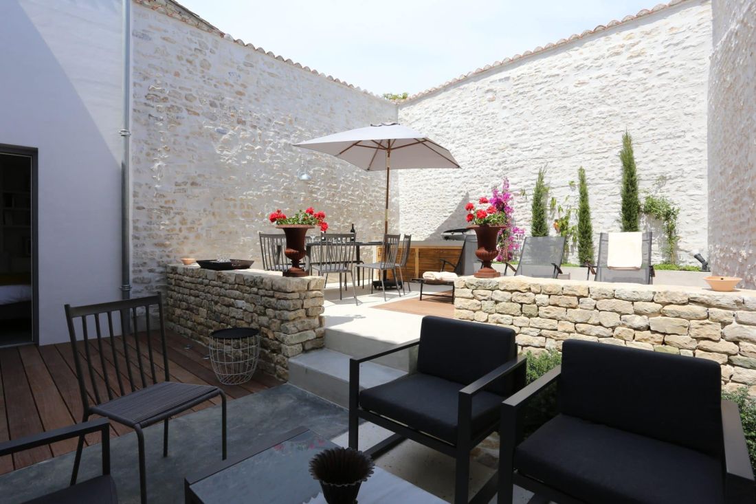 Photo 9 : EXTERIEUR d'une maison situ&eacute;e &agrave; Ars en R&eacute;, &icirc;le de R&eacute;.