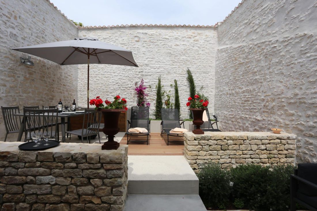 Photo 6 : EXTERIEUR d'une maison situ&eacute;e &agrave; Ars en R&eacute;, &icirc;le de R&eacute;.