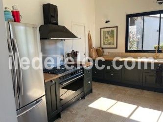 Photo 5 : CUISINE d'une maison situ&eacute;e &agrave; Saint-Martin-de-R&eacute;, &icirc;le de R&eacute;.