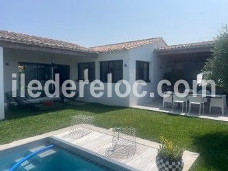 Photo 4 : EXTERIEUR d'une maison situ&eacute;e &agrave; Saint-Martin-de-R&eacute;, &icirc;le de R&eacute;.