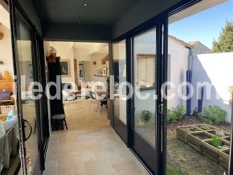 Photo 7 : ENTREE d'une maison situ&eacute;e &agrave; Saint-Martin-de-R&eacute;, &icirc;le de R&eacute;.