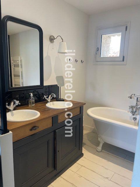 Photo 25 : SALLEDEBAIN d'une maison situ&eacute;e &agrave; Saint-Martin-de-R&eacute;, &icirc;le de R&eacute;.