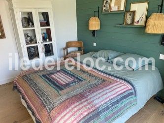 Photo 16 : CHAMBRE d'une maison situ&eacute;e &agrave; Saint-Martin-de-R&eacute;, &icirc;le de R&eacute;.