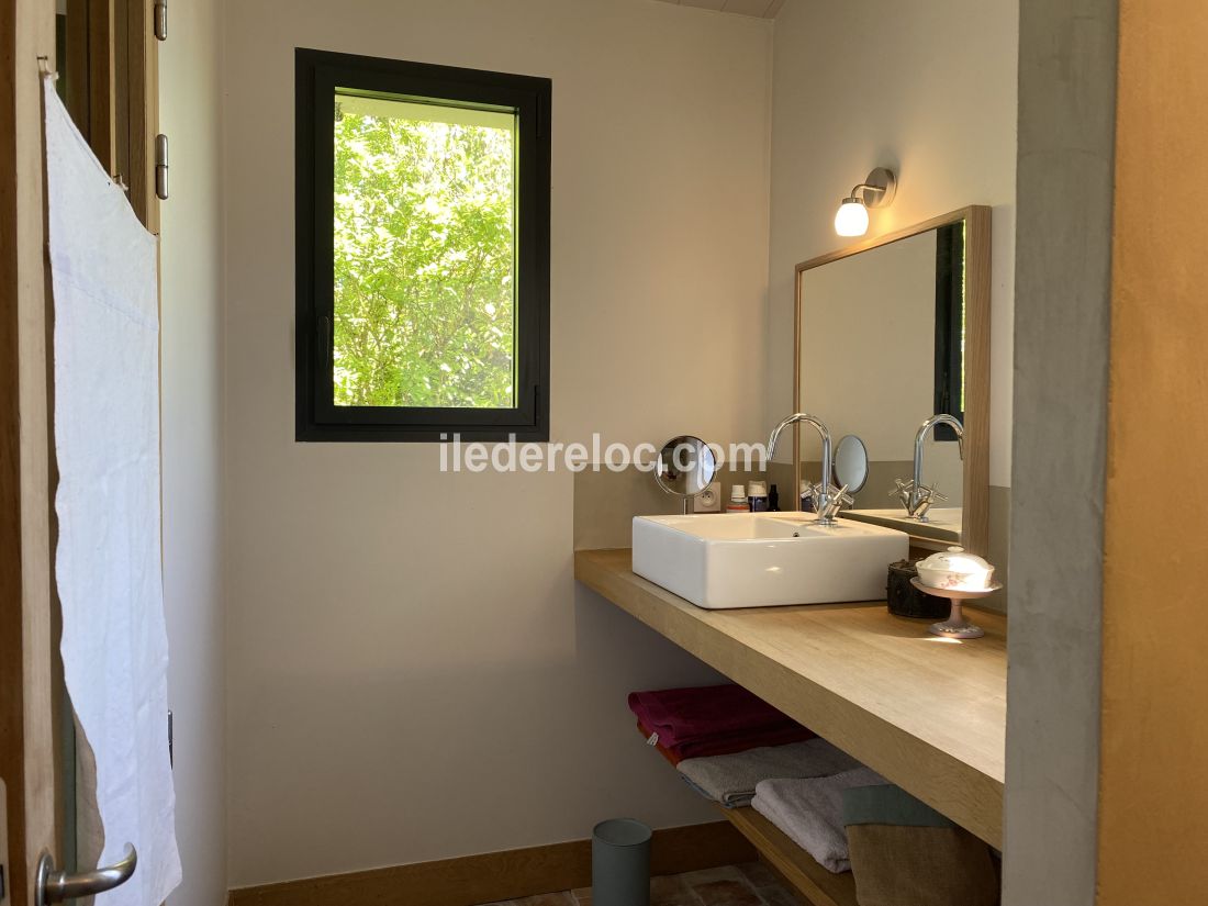 Photo 9 : SALLEDEBAIN d'une maison situ&eacute;e &agrave; Sainte-Marie-de-R&eacute;, &icirc;le de R&eacute;.