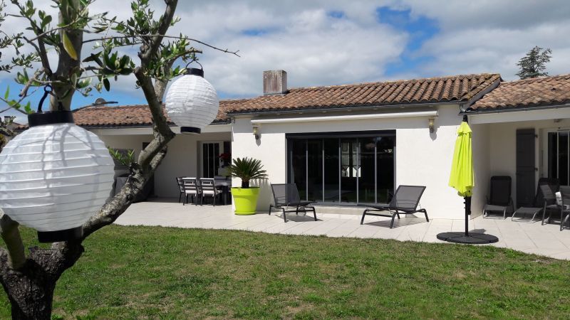 Photo 3 : TERRASSE d'une maison située à Le Bois-Plage, île de Ré.