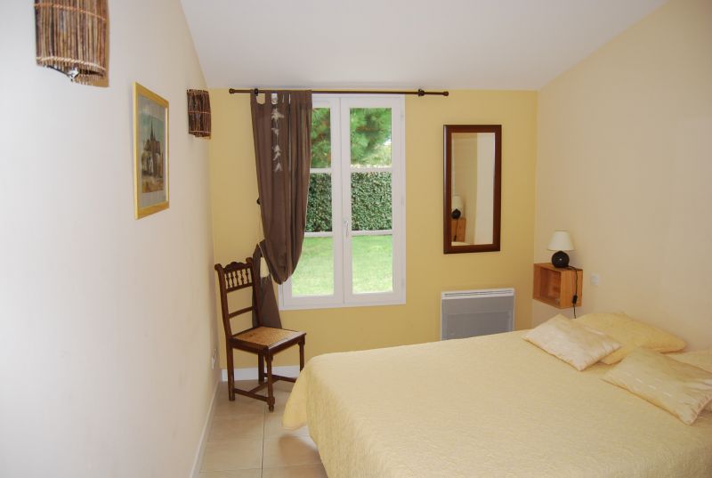 Photo 12 : CHAMBRE d'une maison située à Le Bois-Plage, île de Ré.