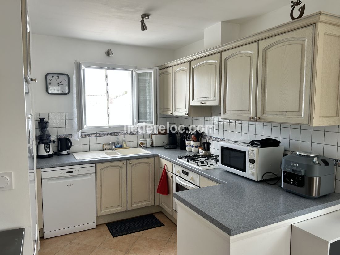Photo 8 : CUISINE d'une maison situ&eacute;e &agrave; La Flotte-en-R&eacute;, &icirc;le de R&eacute;.