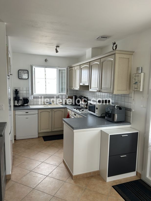 Photo 9 : CUISINE d'une maison situ&eacute;e &agrave; La Flotte-en-R&eacute;, &icirc;le de R&eacute;.