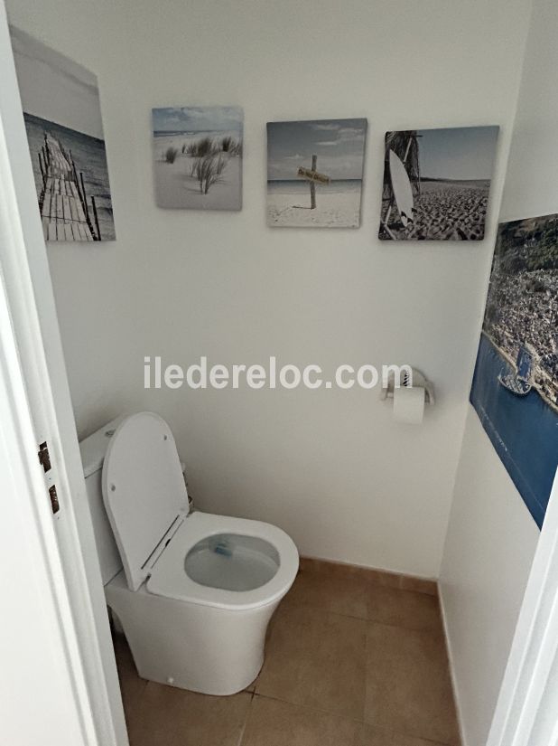 Photo 16 : WC d'une maison situ&eacute;e &agrave; La Flotte-en-R&eacute;, &icirc;le de R&eacute;.