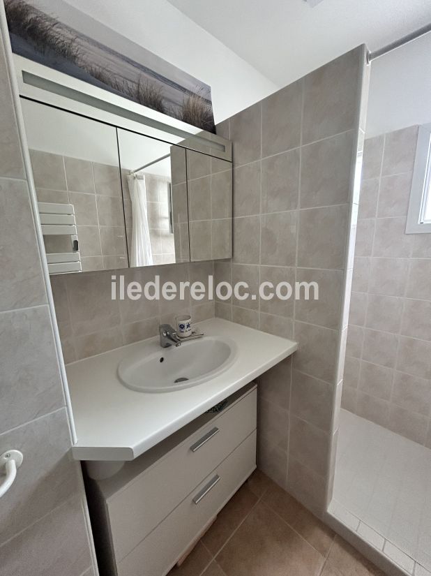 Photo 14 : SALLEDEBAIN d'une maison situ&eacute;e &agrave; La Flotte-en-R&eacute;, &icirc;le de R&eacute;.