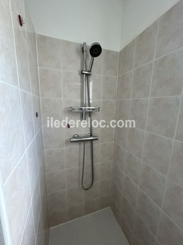 Photo 15 : SALLEDEBAIN d'une maison situ&eacute;e &agrave; La Flotte-en-R&eacute;, &icirc;le de R&eacute;.