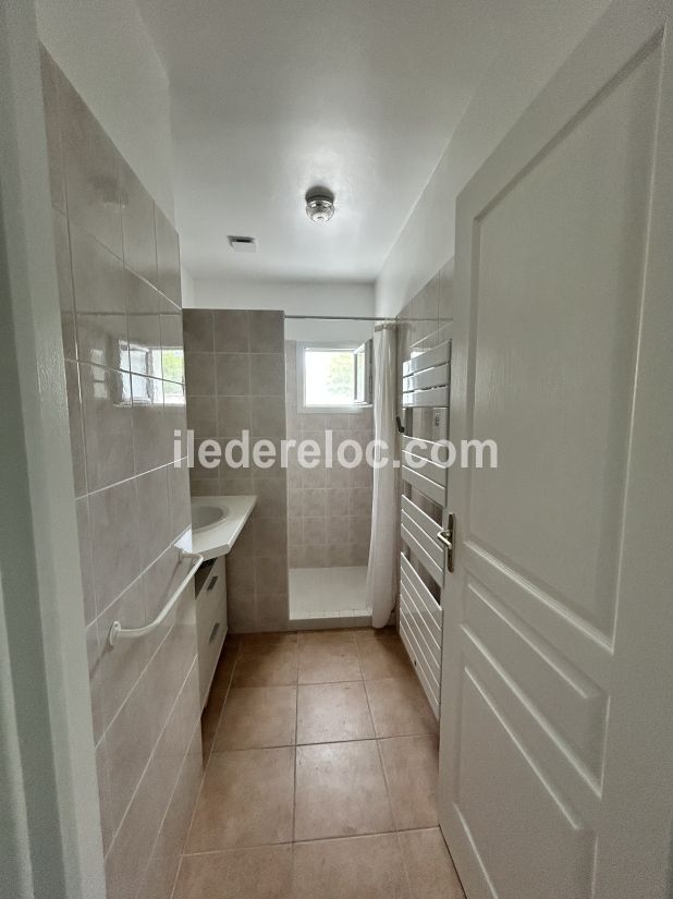 Photo 13 : SALLEDEBAIN d'une maison situ&eacute;e &agrave; La Flotte-en-R&eacute;, &icirc;le de R&eacute;.