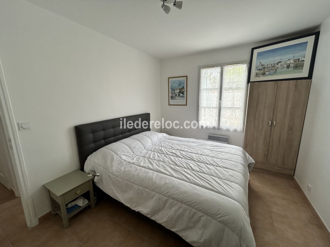 Photo 11 : CHAMBRE d'une maison situ&eacute;e &agrave; La Flotte-en-R&eacute;, &icirc;le de R&eacute;.