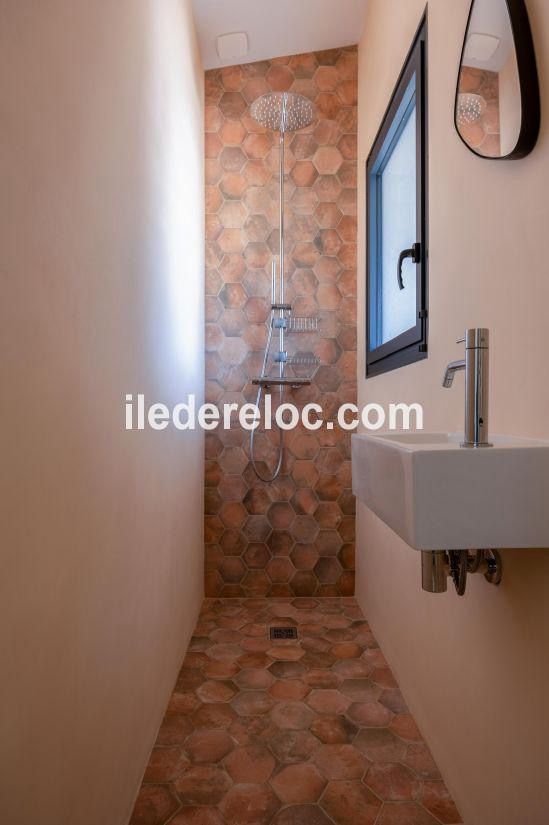 Photo 24 : SALLEDEBAIN d'une maison situ&eacute;e &agrave; La Couarde-sur-mer, &icirc;le de R&eacute;.