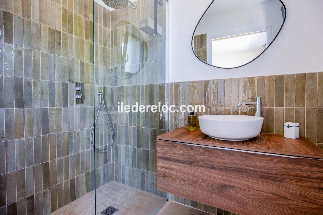 Photo 36 : SALLEDEBAIN d'une maison situ&eacute;e &agrave; La Couarde-sur-mer, &icirc;le de R&eacute;.