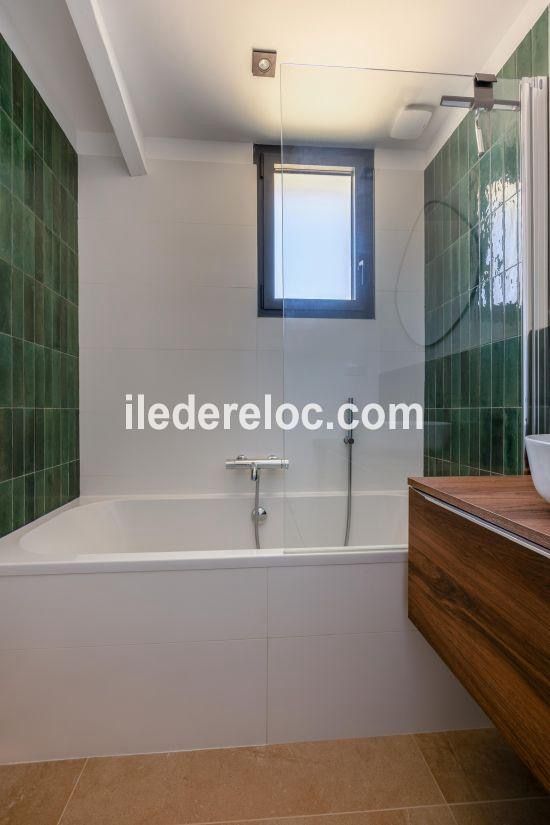 Photo 29 : SALLEDEBAIN d'une maison situ&eacute;e &agrave; La Couarde-sur-mer, &icirc;le de R&eacute;.